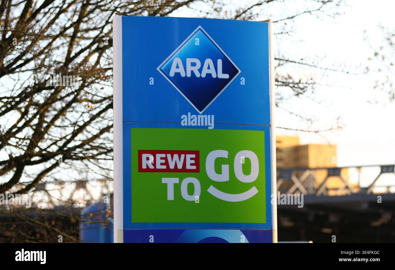 27.03.2026, xcex, GER, Hamburg, Spritpreise an einer Aral-Tankstelle in Hamburg, Rewe to Go, Themenbild, Symbolbild *** 27 03 2026, xcex, GER, Amburgo, prezzi del carburante presso una stazione di rifornimento Aral ad Amburgo, Rewe to Go, immagine a tema, immagine simbolica CE Foto Stock