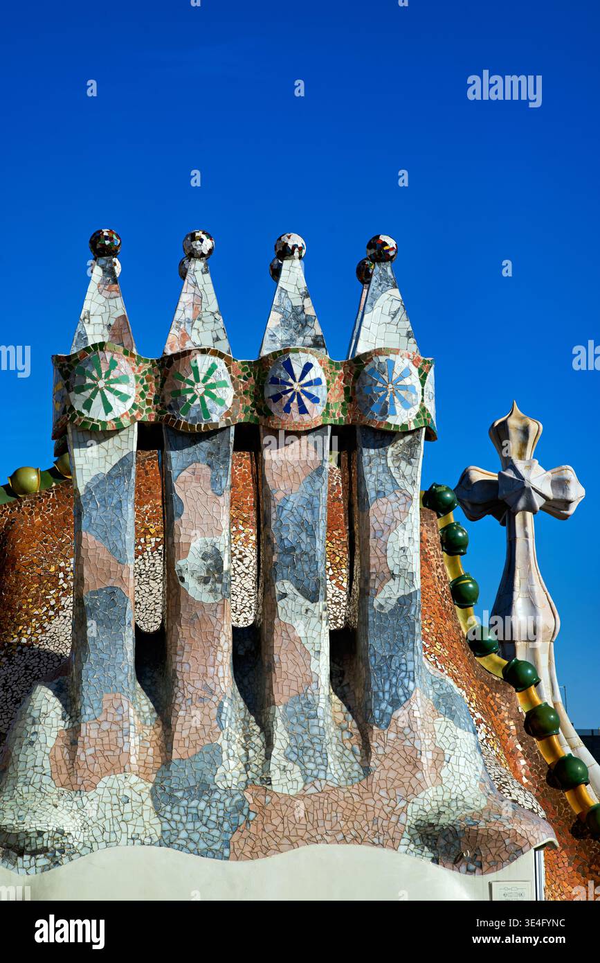 Visita Casa Batllo, un famoso edificio di Barcellona. Questo lavoro di Antoni Gaudí mostra un design unico e piastrelle colorate sotto un cielo limpido. Foto Stock