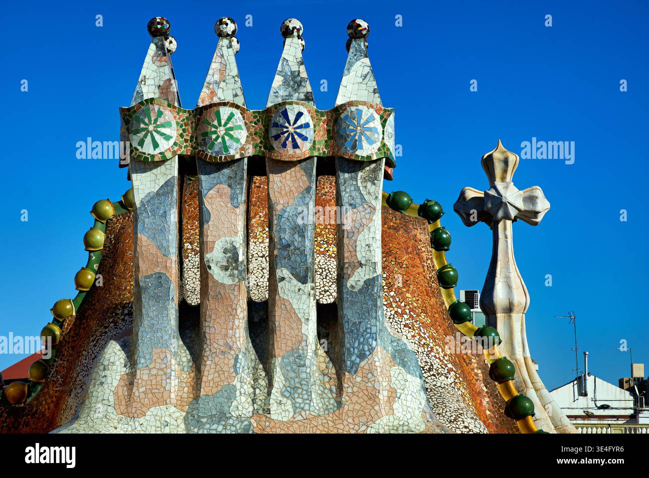 Vista sul tetto di Casa Batllo a Barcellona. La struttura mostra disegni e colori unici. Questo sito è una famosa opera di Antoni Gaudi. Foto Stock
