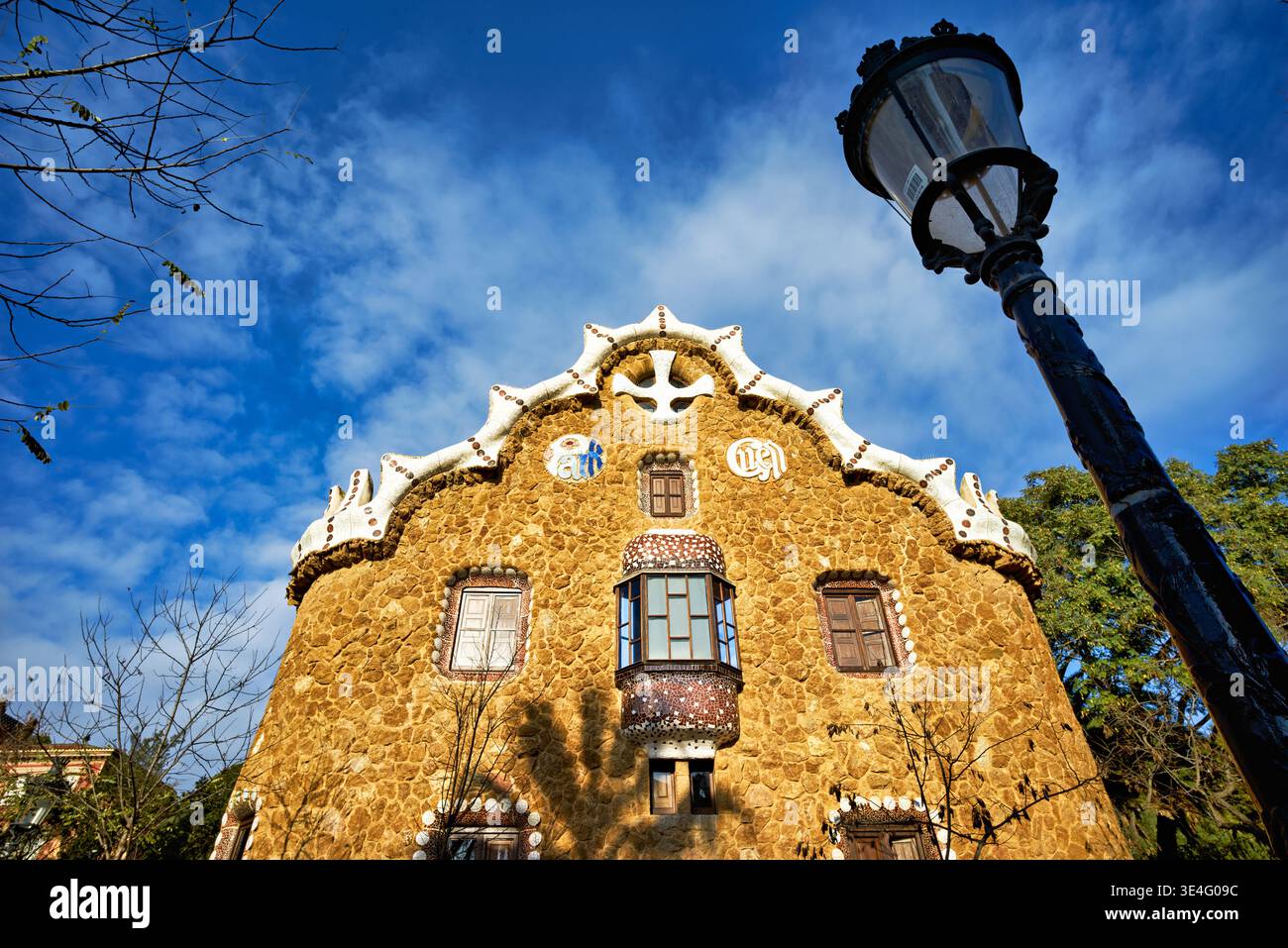 I visitatori ammirano il colorato e unico tetto della Casa delle fiabe a Park Guell, situata a Barcellona, Catalogna, Spagna. Foto Stock