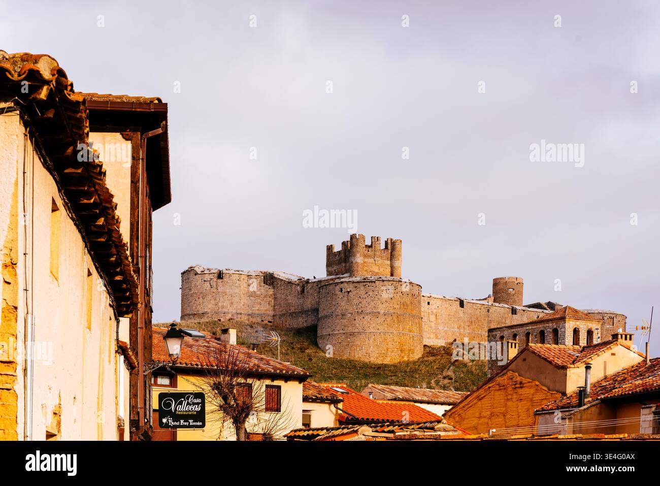 Il castello di Berlanga de Duero fu costruito tra il XV secolo, quando fungeva da castello padronale, e il XVI secolo quando fu trasformato Foto Stock