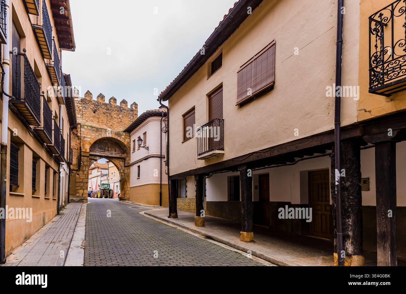 Porta di Aguilera vista dall'interno del recinto murato. Questo è il cancello principale del secondo involucro murato. La costruzione iniziò nel XIV secolo e.. Foto Stock