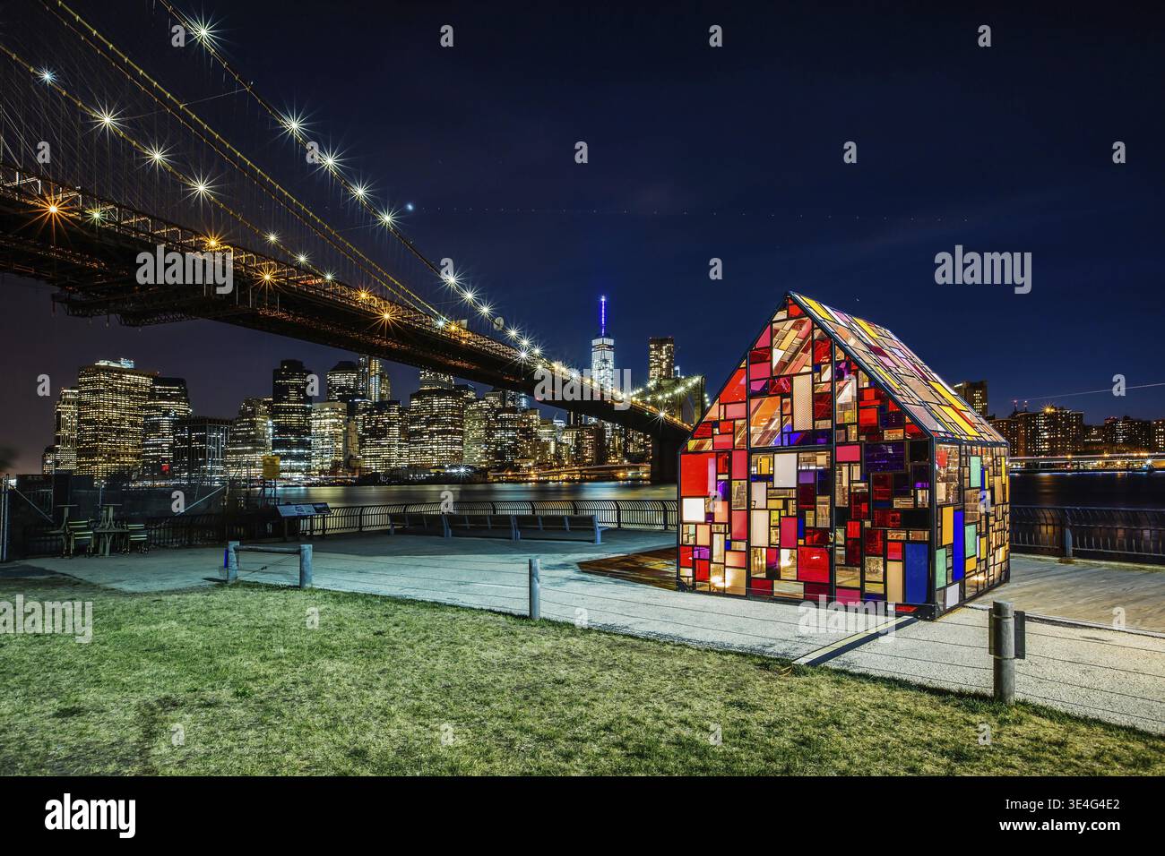La casa di vetro colorato di Tom Fruin è installata al Brooklyn Bridge Park e allo skyline di Lower Manhattan, New York, Stati Uniti Foto Stock