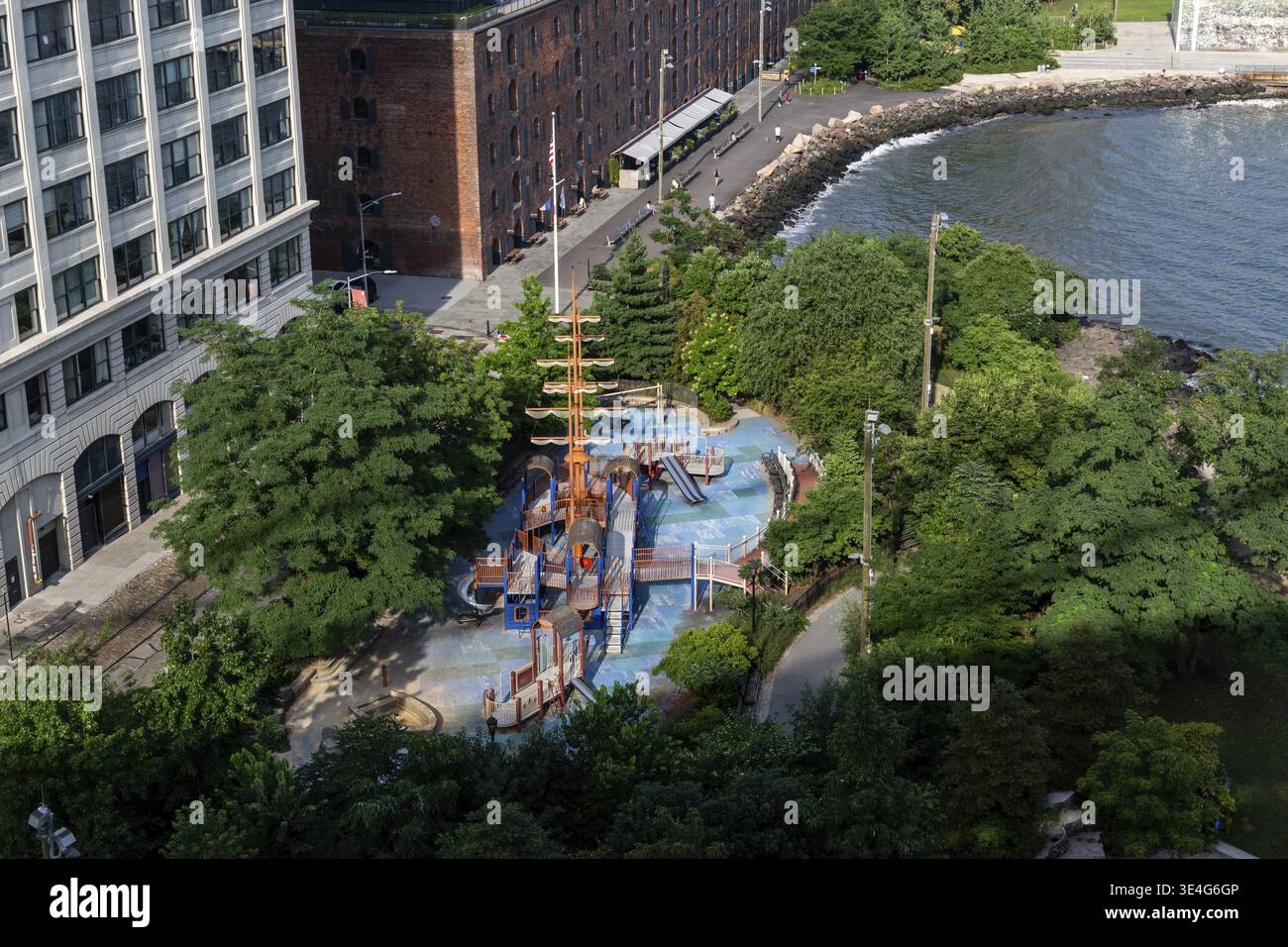 Brooklyn, NY / USA - LUGLIO 31 2018: Main St. Playground a Brooklyn Bridge Park Dumbo Foto Stock