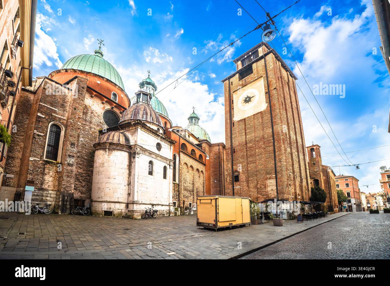 Treviso, Italia. Vista sulla strada della Cattedrale di San Pietro Apostolo. Regione Veneto d'Italia Foto Stock