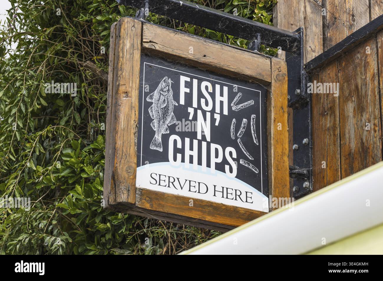 Cartello rustico del negozio di fish and chips su una cornice di legno. Cartellone ristorante all'aperto in stile lavagna Foto Stock