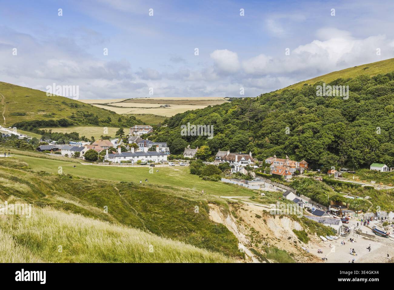 Pittoresco villaggio di West Lulworth tra colline di gesso vicino a Lulworth Cove, Dorset Foto Stock