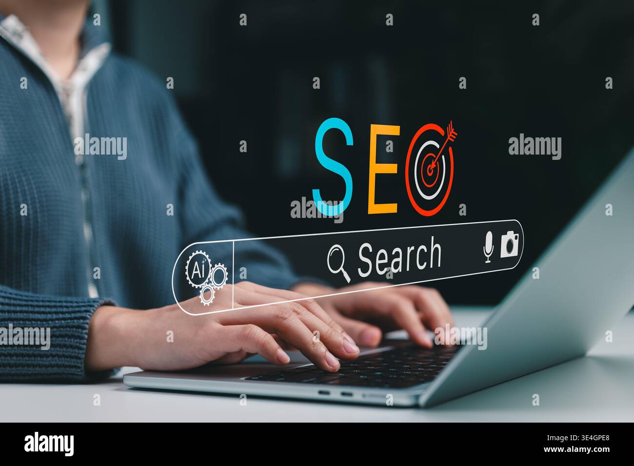 Ricerca SEO e ottimizzazione ai. Persona che utilizza un notebook con barra di ricerca, icona di destinazione, strumenti intelligenti che rappresentano la visibilità della ricerca, strategia per parole chiave Foto Stock