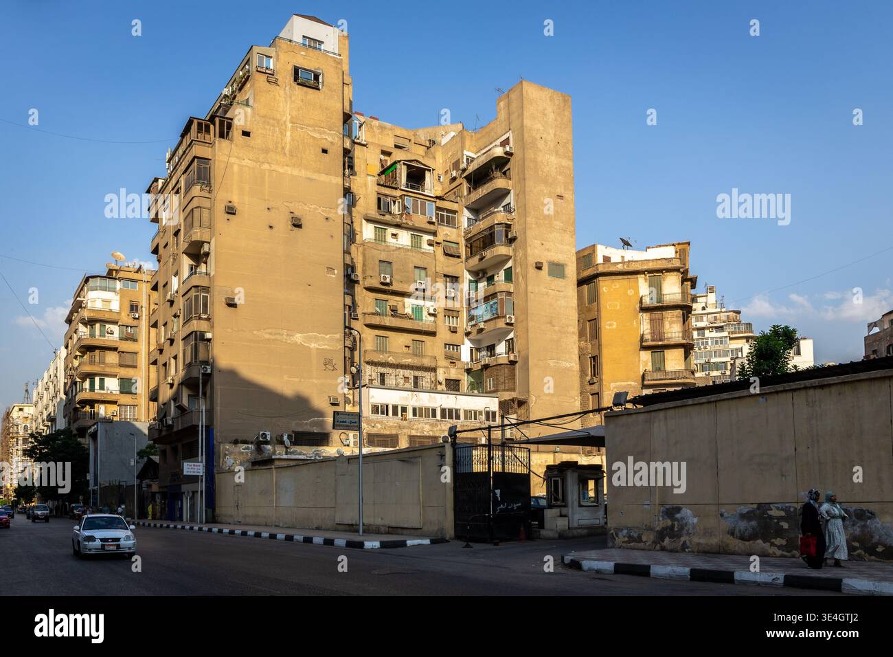 Cairo, Egitto, 25.07.21. Edifici residenziali e strada trascurati nel centro del Cairo. Foto Stock