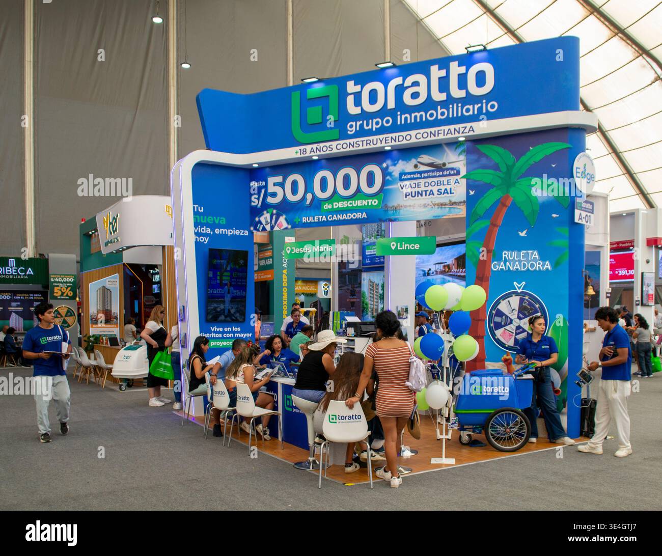 San Miguel, Lima Perù; 14 marzo 2026. Persone che visitano stand espositivi in una fiera immobiliare a Lima, Perù. Fiera Nexo Inmobiliario all'Arena 1 San MIG Foto Stock