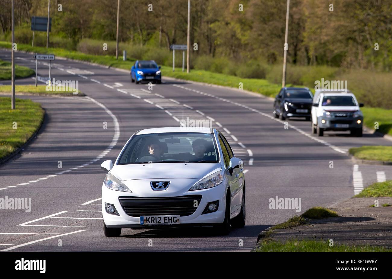 Milton Keynes,Bucks,UK - 26 marzo 2026: 2012 Peugeot 207 bianca, auto con motore diesel, che guida su una strada britannica Foto Stock