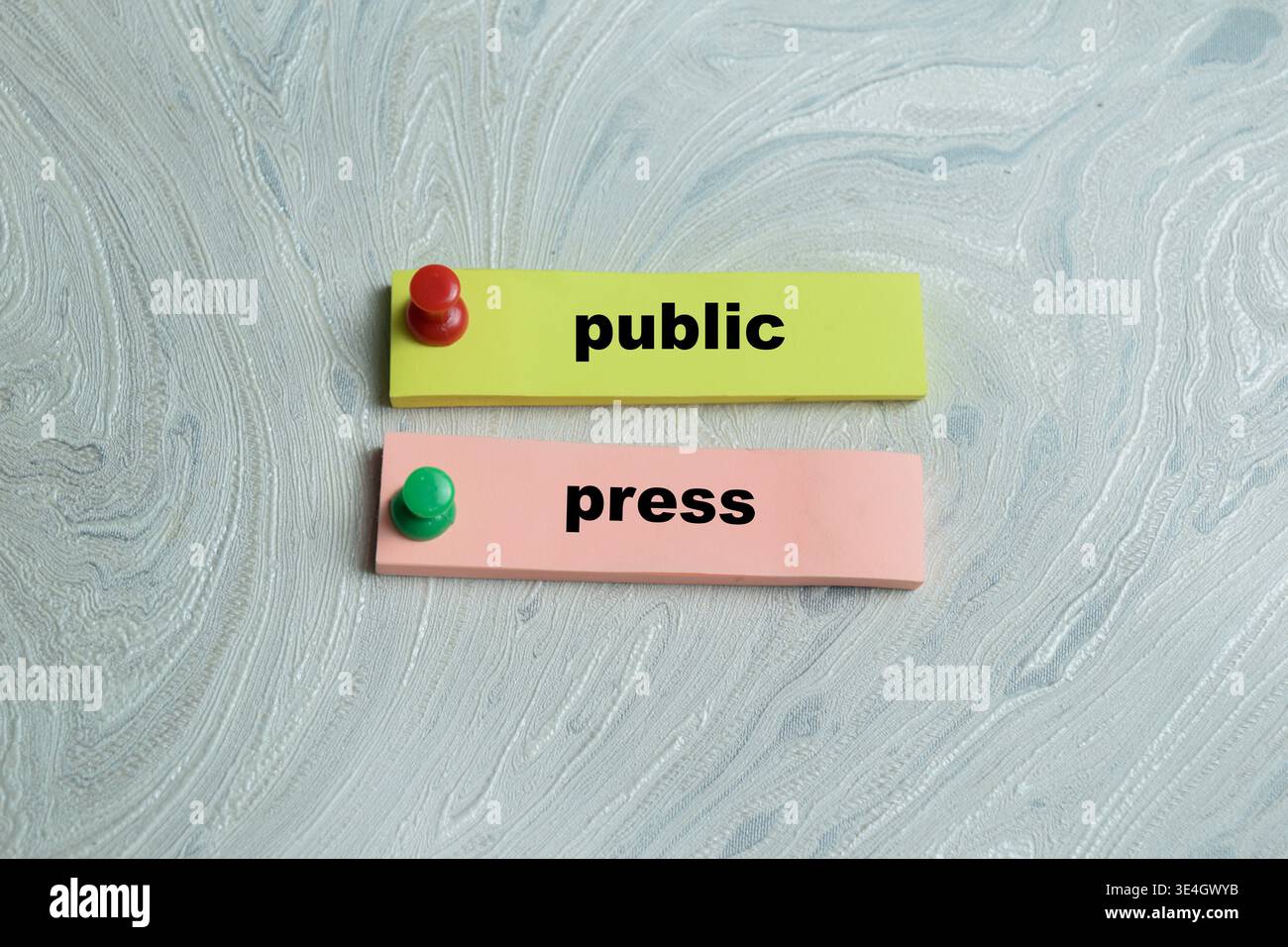 Concetto di stampa pubblica scrivere su appunti adesivi isolati su un tavolo di legno. Foto Stock