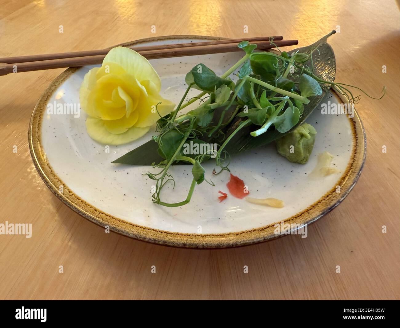 piatto con germogli di piselli decorativi, bacchette di wasabi, concetto di arte alimentare Foto Stock