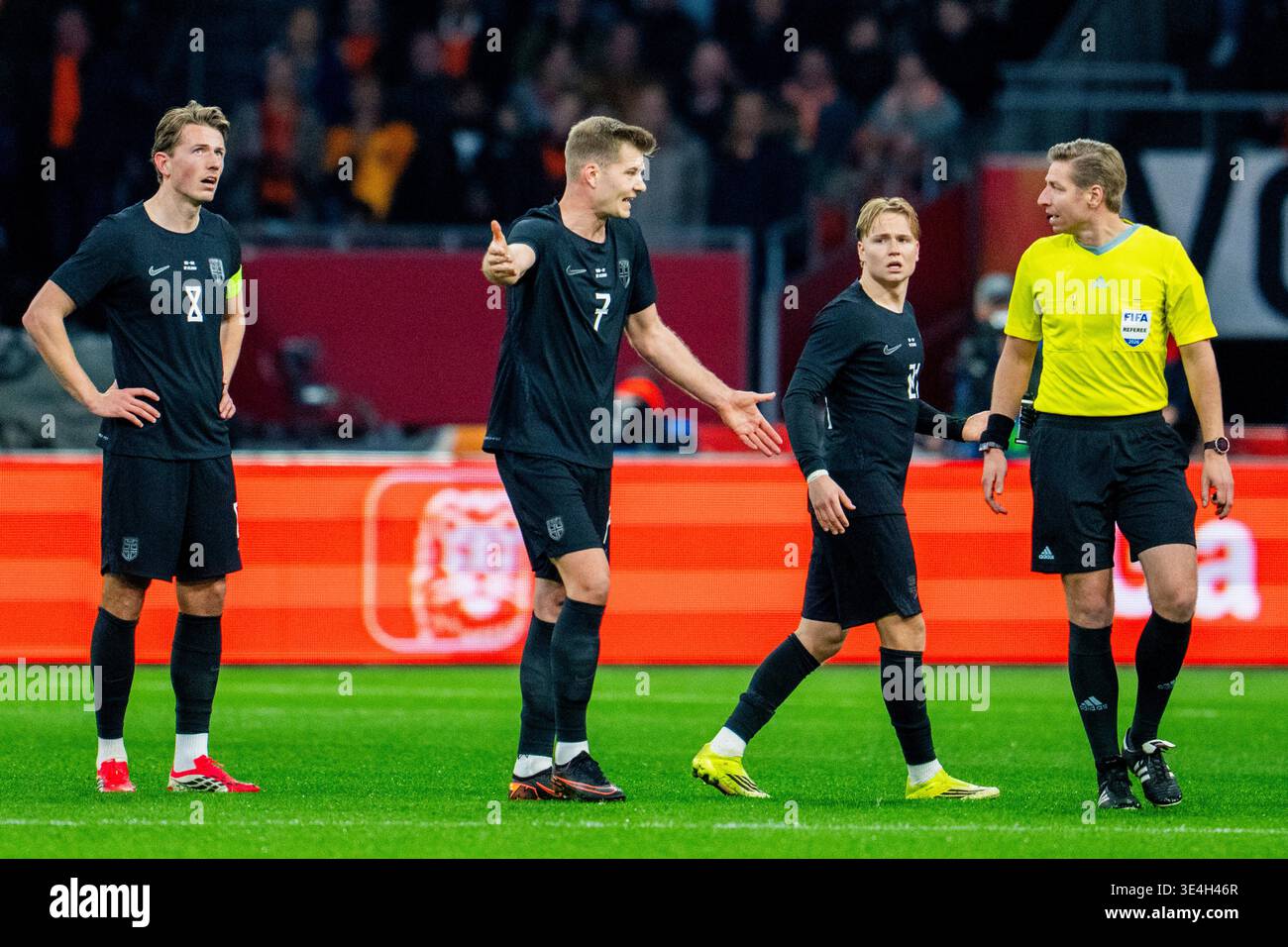 Amsterdam , Paesi Bassi 20260327. Sander Berge, Alexander Sørloth e Andreas Schjelderup discutono con l'arbitro Lawrence Visser durante la partita privata internazionale di calcio tra Paesi Bassi e Norvegia alla Johan Cruijff Arena. Foto: Fredrik Varfjell / NTB questo testo è tradotto automaticamente Foto Stock