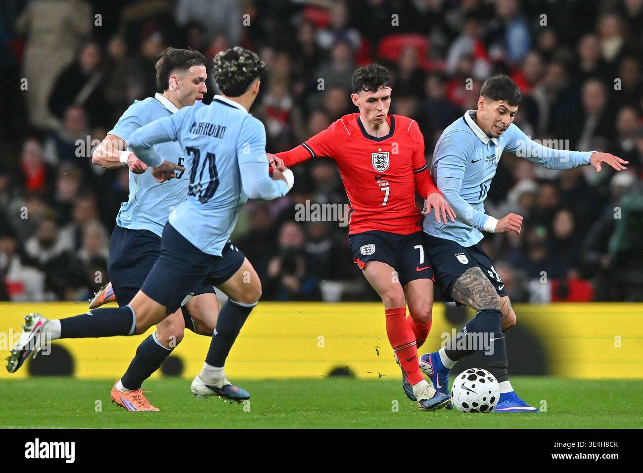 Londra, Regno Unito. 28 marzo 2026. Phil Foden (2° R) dell'Inghilterra sfonda durante una partita amichevole internazionale di calcio tra Inghilterra e Uruguay a Londra, in Gran Bretagna, il 27 marzo 2026. Crediti: Xinhua/Alamy Live News Foto Stock