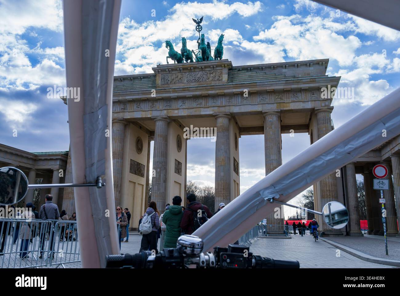 Punto di vista da un risciò turistico che si avvicina alla porta di Brandeburgo (Brandenburger Tor) a Berlino, Germania. Foto Stock