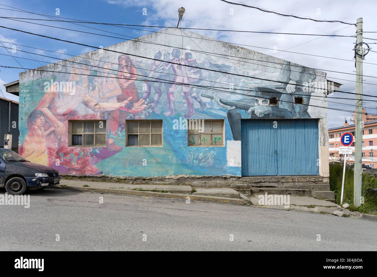 USHUAIA, 20 gennaio 2026; paesaggio urbano con fili elettrici in un edificio dipinto in salita, girato con la luce estiva il 20 gennaio 2026 a Ushuaia, Arg Foto Stock