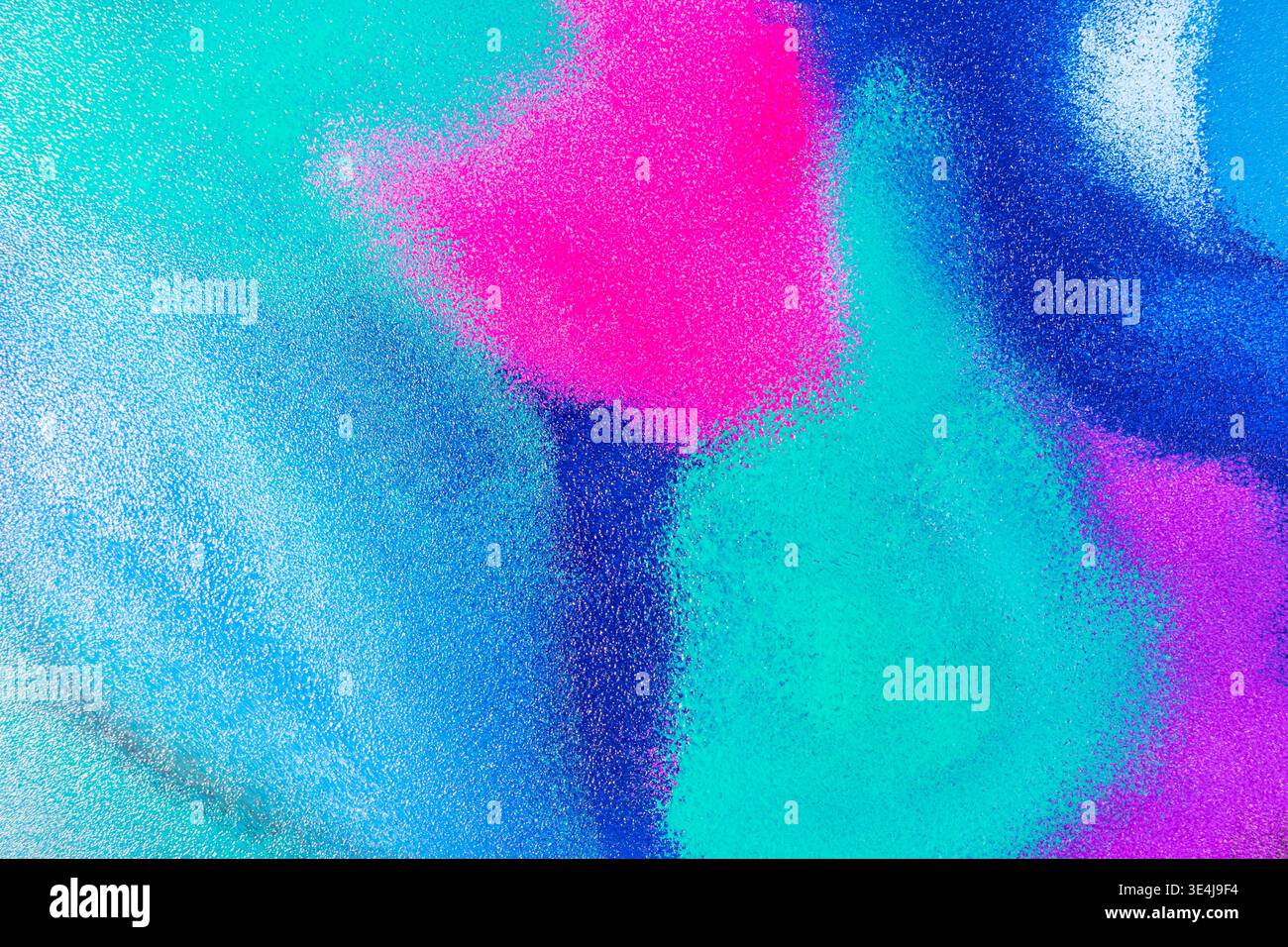 Vivace illustrazione astratta con sfocatura colorata e trama morbida e granulosa, che fonde forme ciano, blu e magenta in un moderno dorso artistico Foto Stock