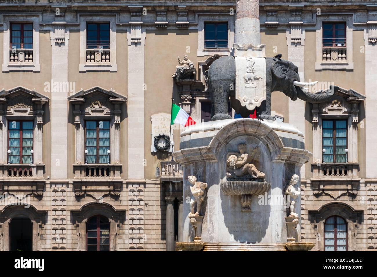 Catania, Italia - 14 maggio 2022: La fontana dell'elefante, scolpita in basalto e ora simbolo della città, a Catania in un giorno di maggio. Foto Stock
