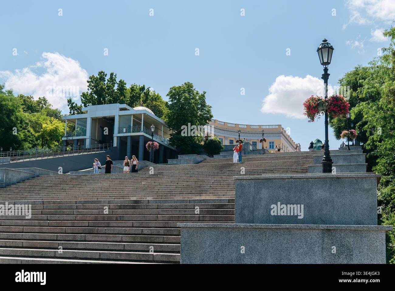 Odesa, Ucraina - 10 luglio 2025: Foto panoramica grandangolare della storica scala Potemkin a Odesa, Ucraina, con la stazione della funicolare Foto Stock
