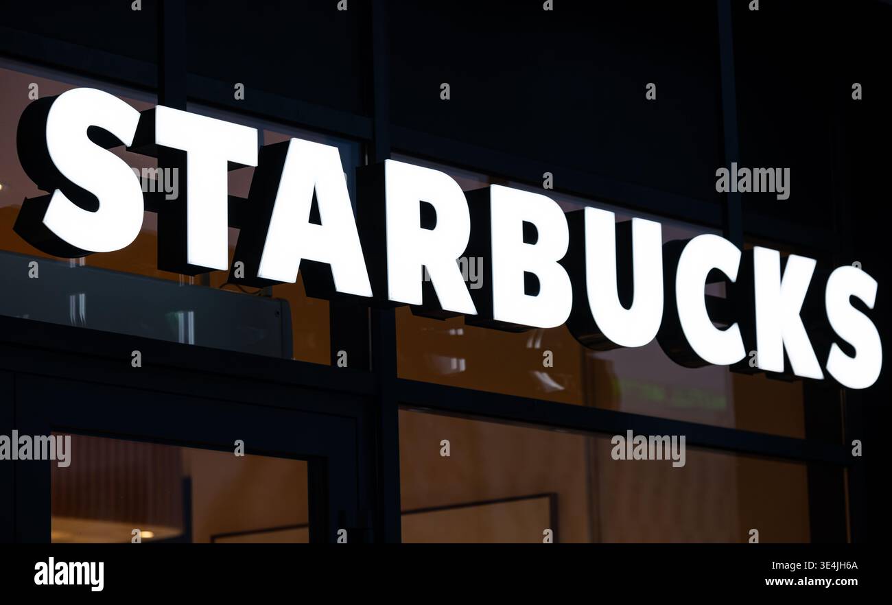 Varsavia, Polonia - 29 dicembre 2024: Grande insegna Starbucks di notte Foto Stock