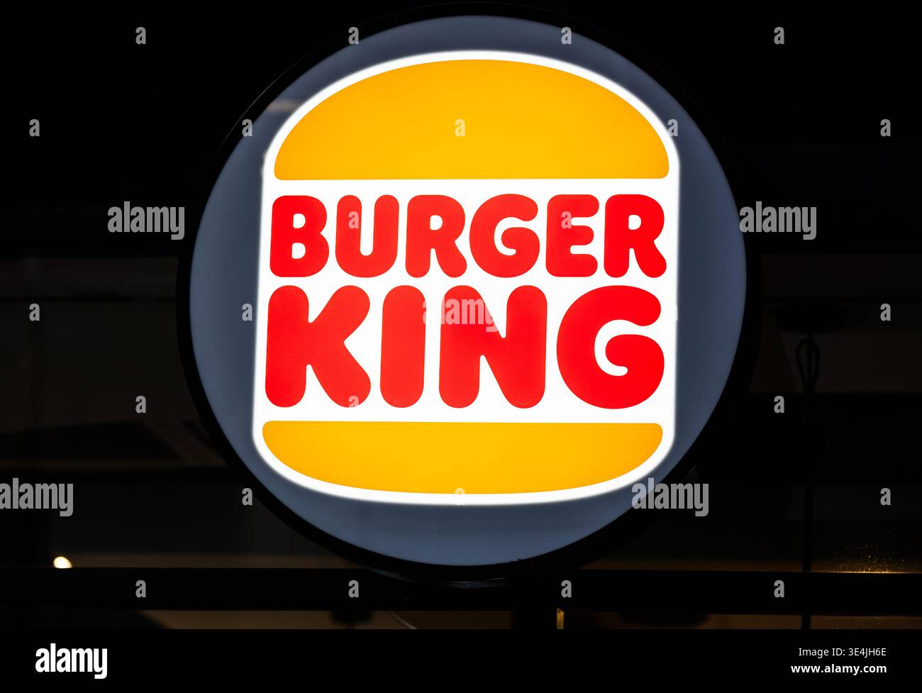 Varsavia, Polonia - 29 dicembre 2024: L'ingresso presenta Un grande cartello con il logo Burger King Foto Stock