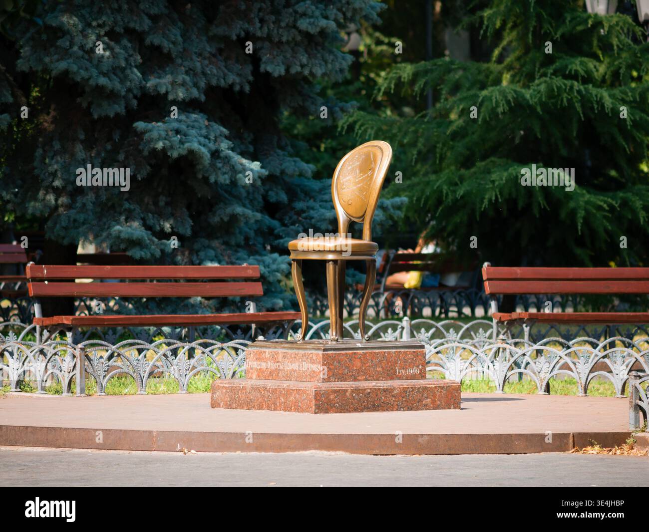 Odesa, Ucraina - 10 luglio 2025: Monumento in bronzo della dodicesima Cattedra di Mikhail Reva nel Giardino cittadino di Odessa, dedicato a ILF e Petrov, 1999 Foto Stock