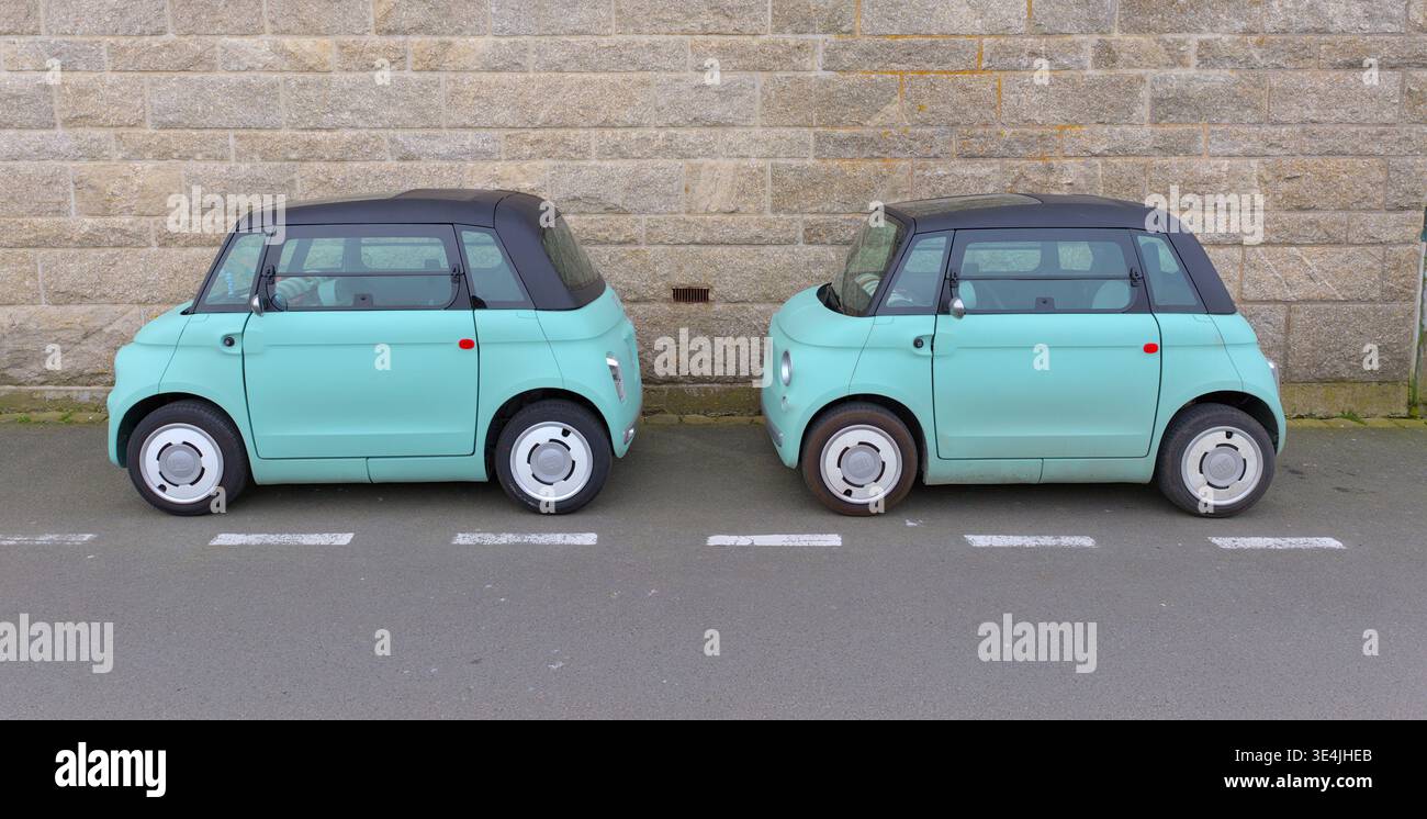 Due microcar elettriche Fiat Topolino parcheggiate fianco a fianco in una strada a Saint-Malo, Bretagna, Francia Foto Stock