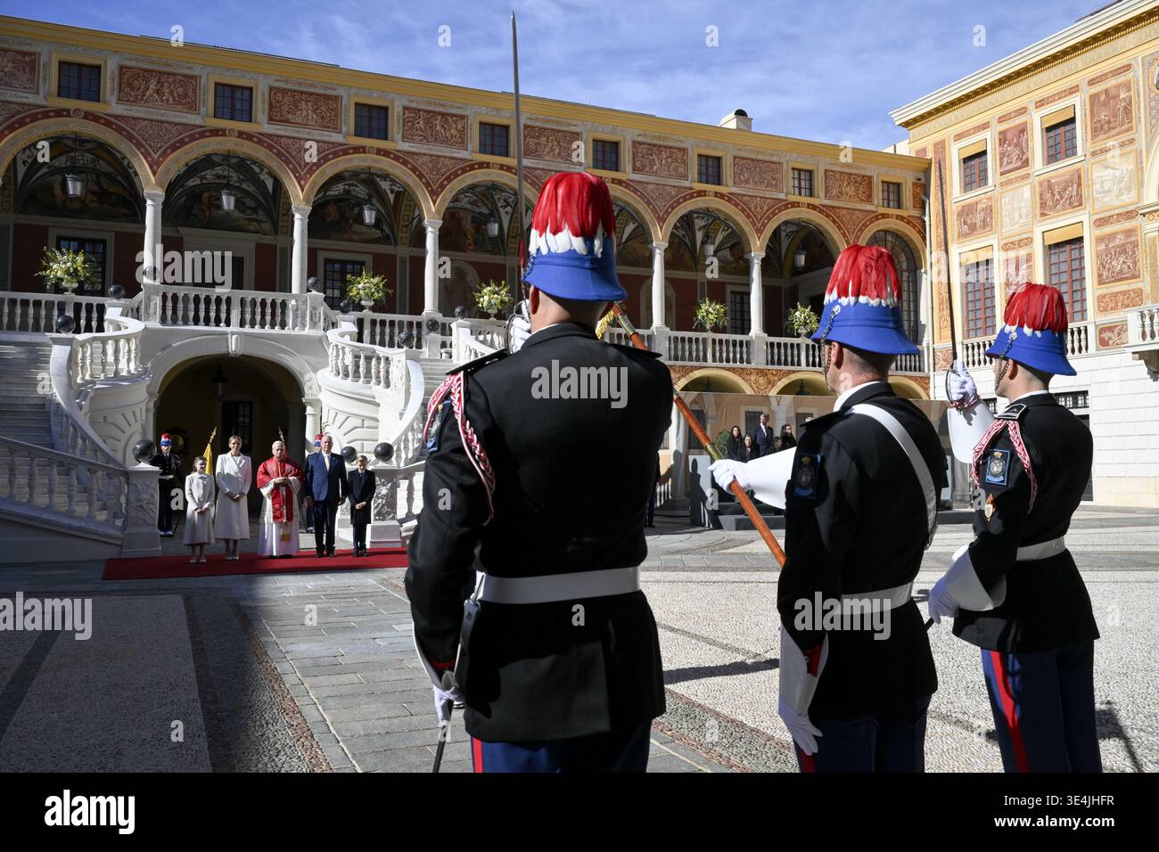 Monaco, Monte Carlo. 28 marzo 2026. **NO LIBRI** Monte Carlo, Monaco, 2026/3/28 da sinistra, Principessa Gabriella, Principessa Charlene, e il Principe Alberto II di Monaco riceve Papa Leone XIV nella Corte d'Onore al Palazzo del Principe di Monaco-Ville, Monaco, fotografia dai MEDIA VATICANI / Catholic Press Photo Credit: Independent Photo Agency/Alamy Live News Foto Stock
