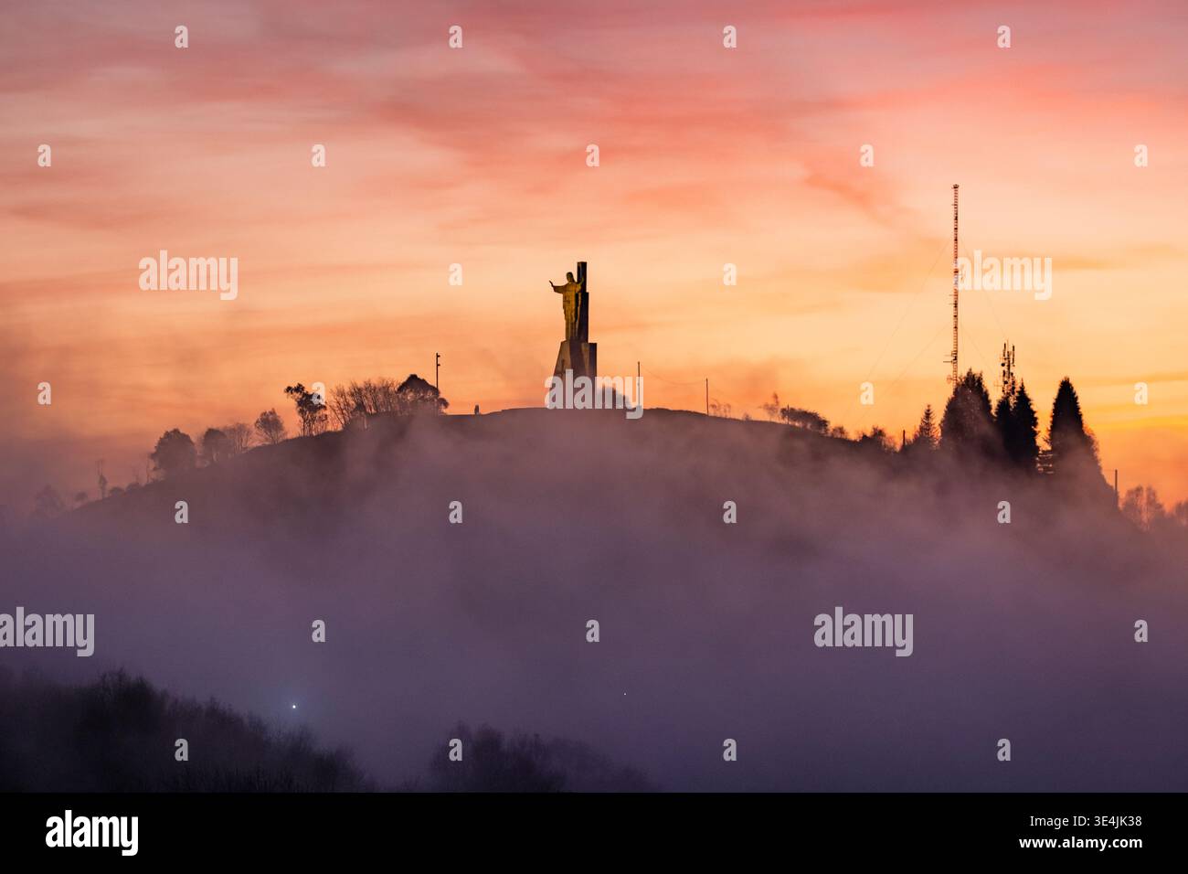 Sacro cuore della statua di Gesù sul Monte Naranco all'alba Foto Stock