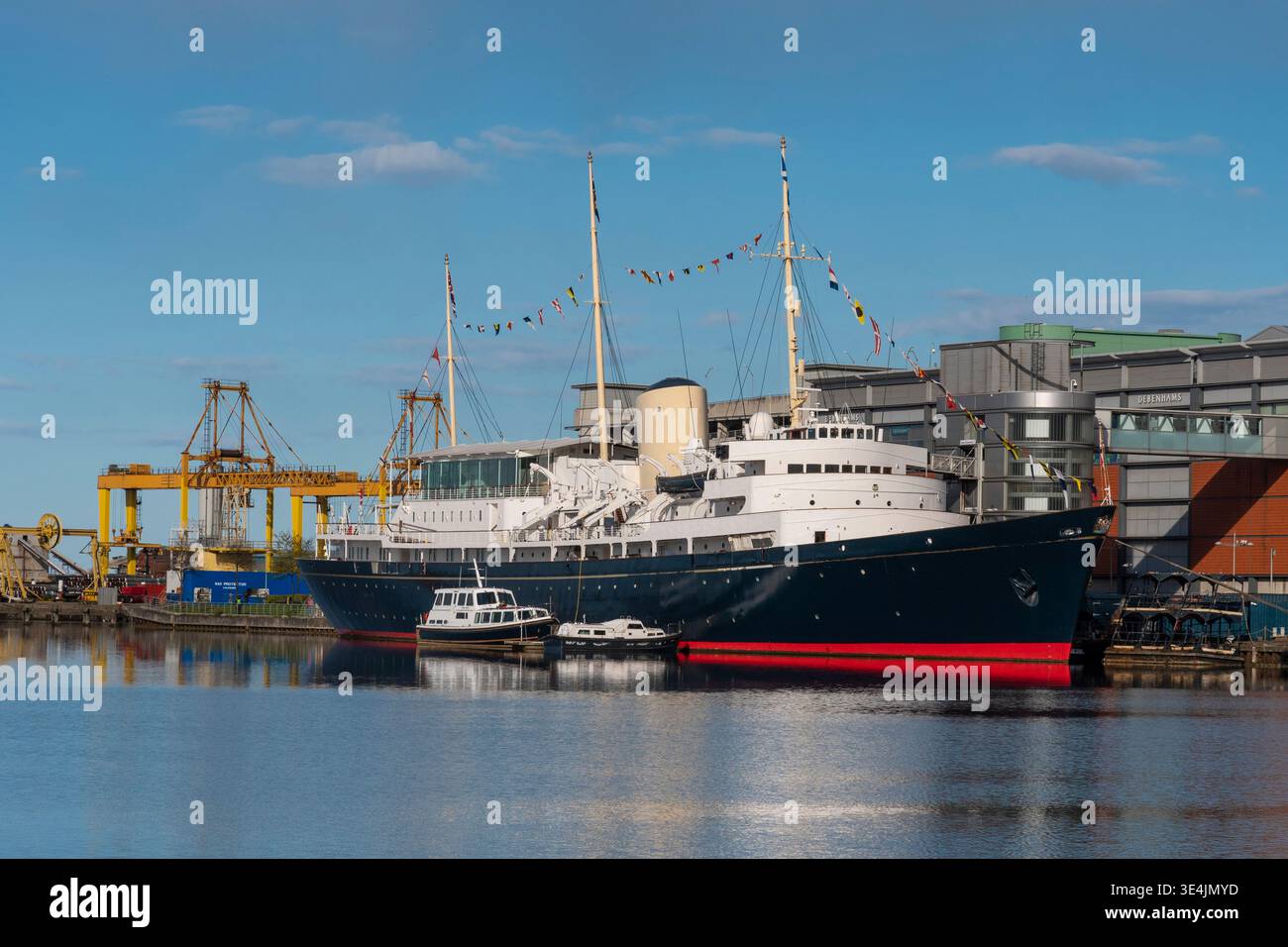Il Royal Yacht Britannia è ormeggiato all'Ocean Terminal di Edimburgo, una nave museo storica che offre patrimonio marittimo, attrazioni turistiche e tranquillità Foto Stock