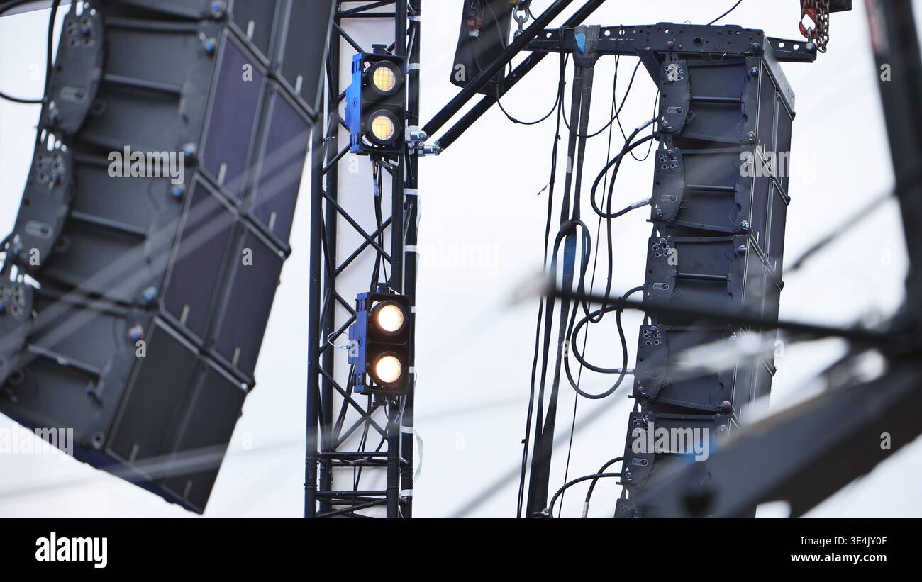 Altoparlanti e luci da palcoscenico di grande formato appesi a una struttura a capriata metallica Foto Stock