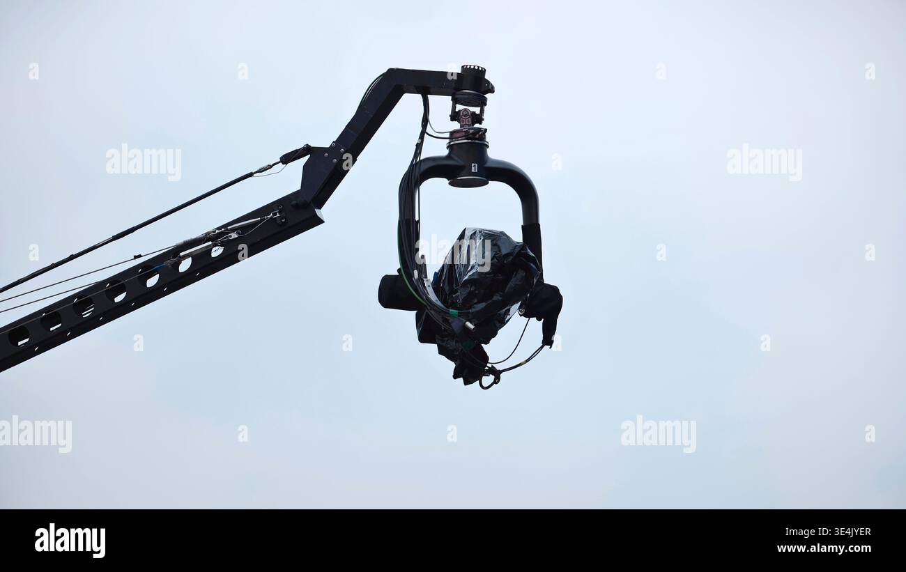 Gru per videocamera con videocamera coperta per catturare filmati cinematografici su un set di film Foto Stock