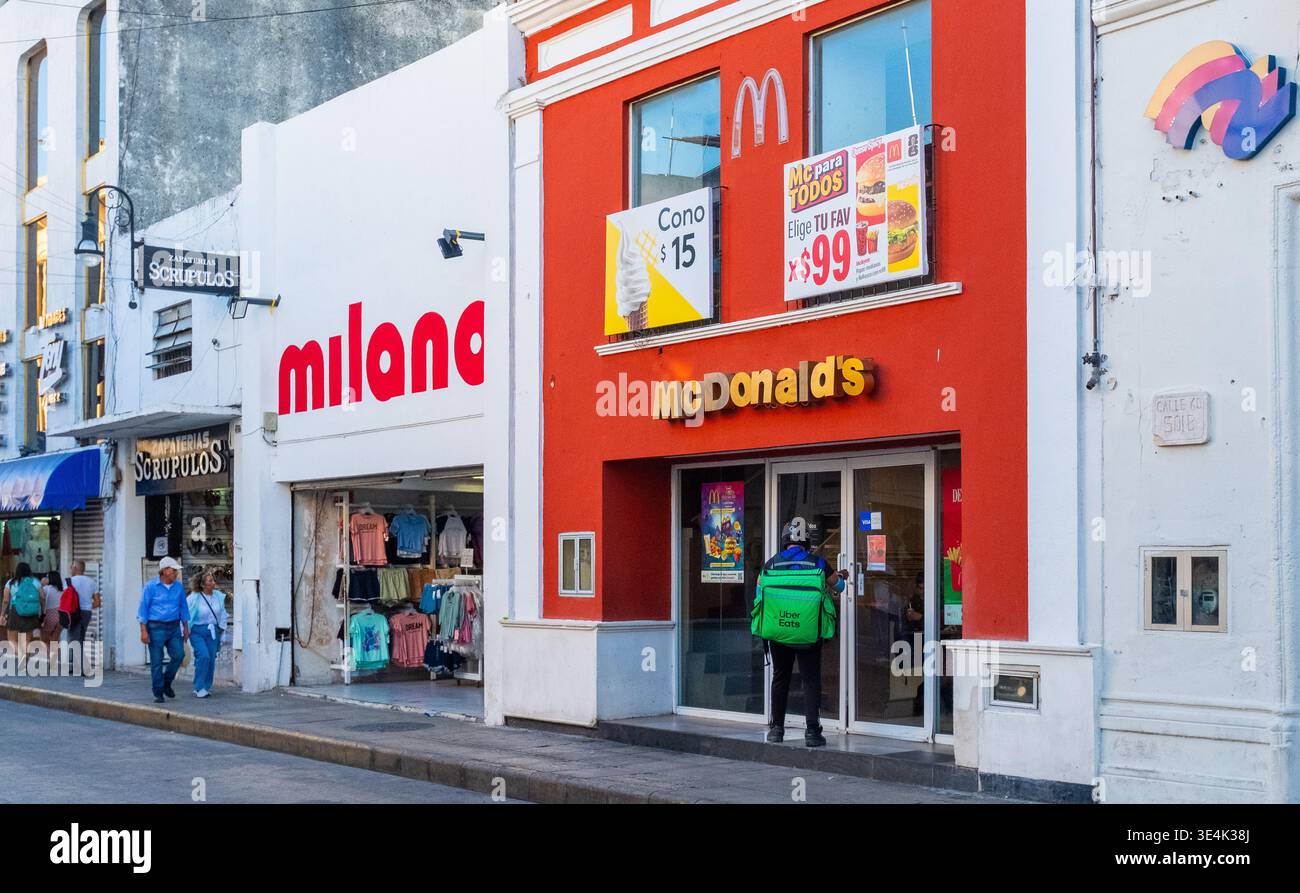 McDonald’s, in una strada commerciale nel centro di Merida, Yucatan, Messico, che illustra il commercio urbano e la globalizzazione. Foto Stock