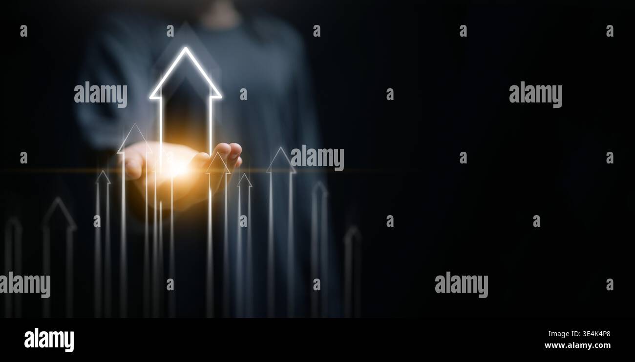 Concetto di crescita e crescita del successo. Persona con una freccia luminosa rivolta verso l'alto che rappresenta lo sviluppo personale, il progresso dell'apprendimento e l'improvvisazione educativa Foto Stock