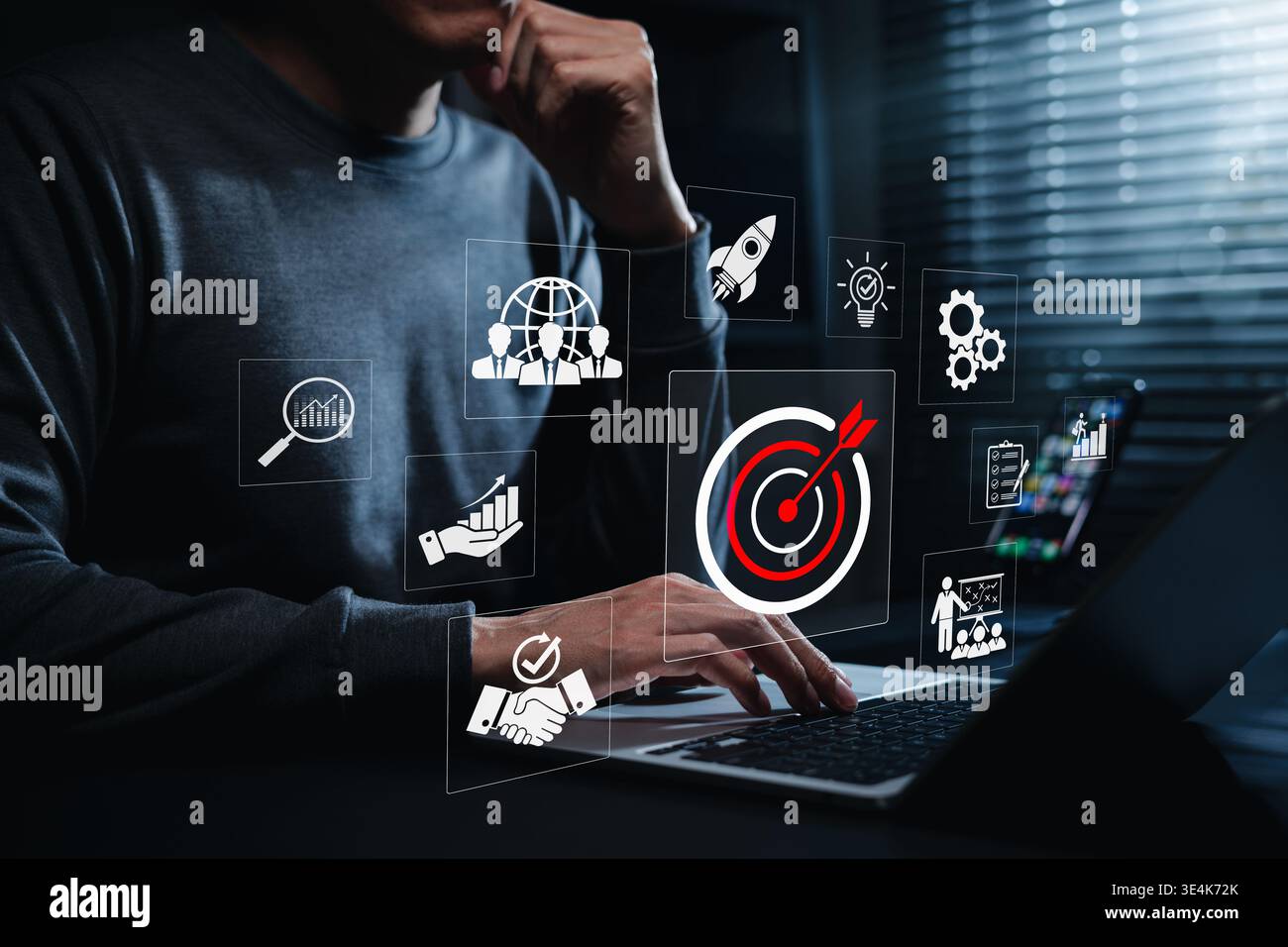 Obiettivo aziendale e concetto di crescita strategica. Uomo d'affari che utilizza notebook con target, analisi, lavoro di squadra, partnership, pianificazione, strategia, obiettivo raggiunto Foto Stock