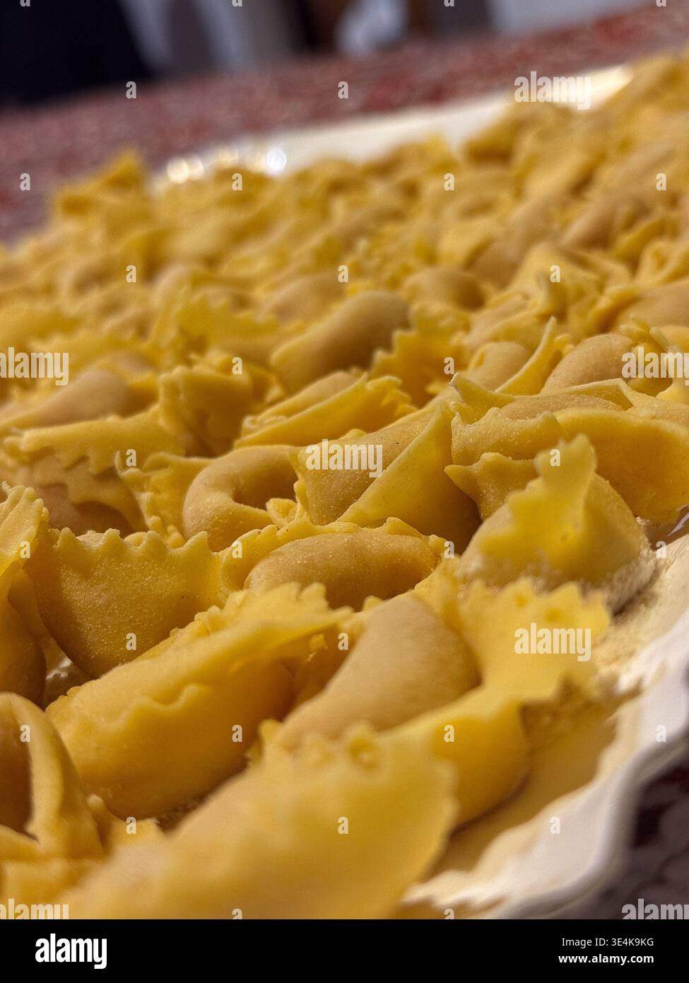 primo piano di un vassoio pieno di tortellini fatti a mano Foto Stock