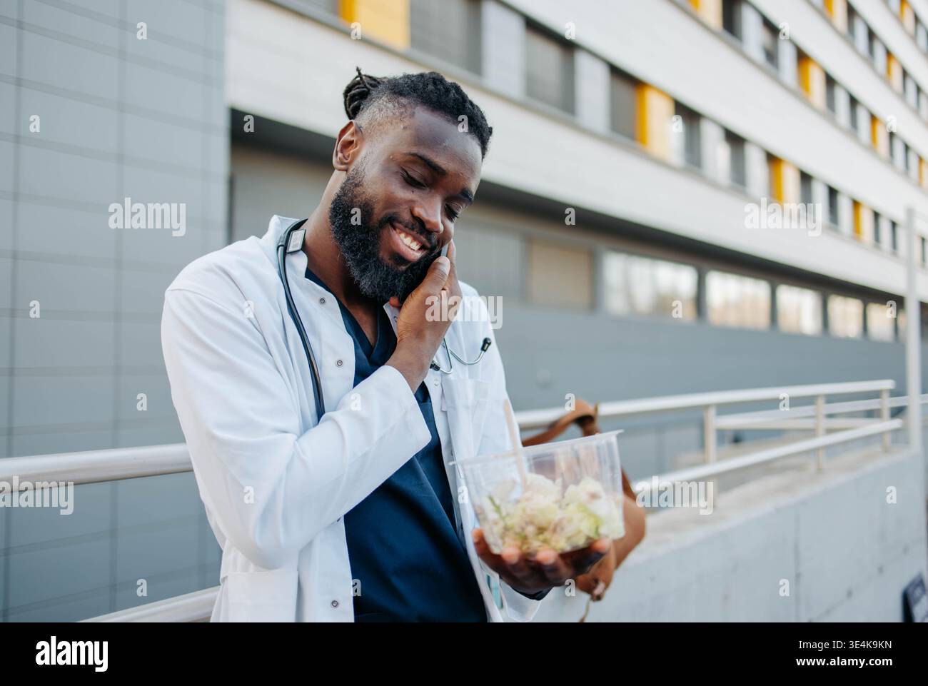Operatore sanitario maschile in pausa pranzo Foto Stock