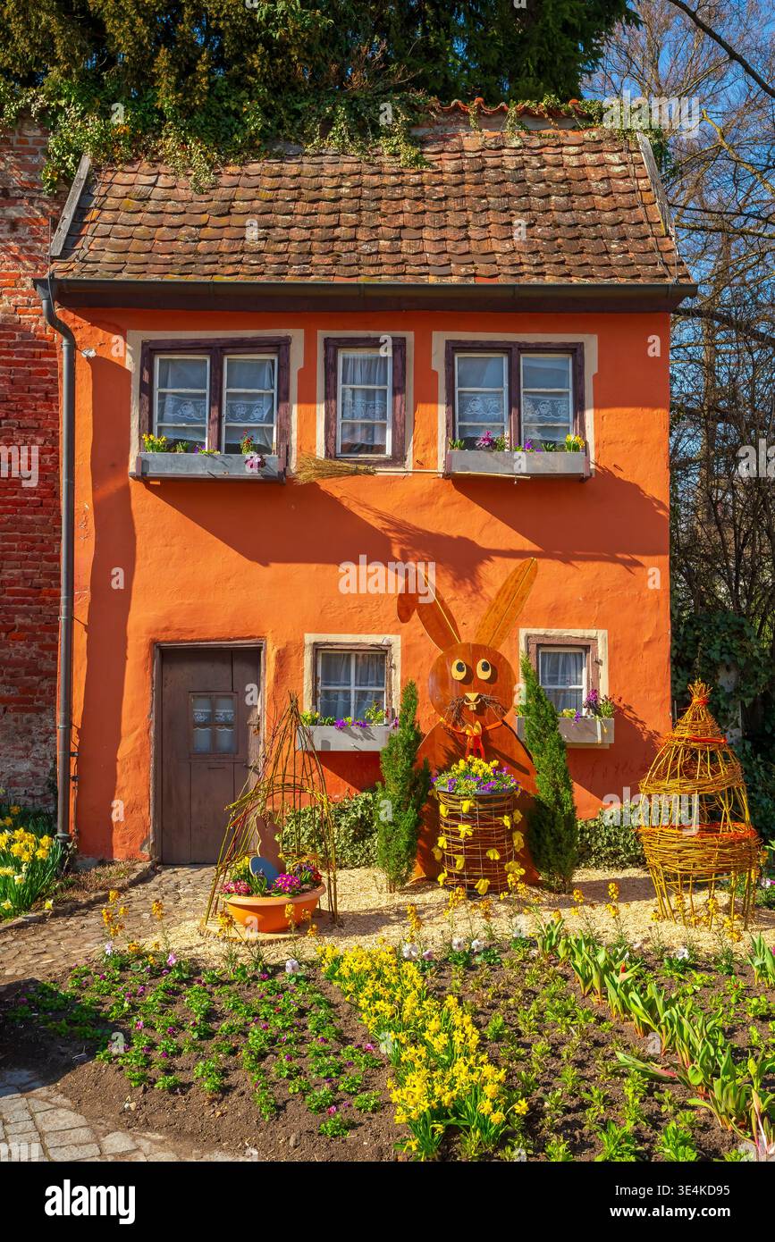 La graziosa piccola casa sotto Hexenturm (Witch Tower) a Memmingen. La Witch Tower è un'ex torre della prigione. Alto Svevo in Baviera, Germania. Foto Stock