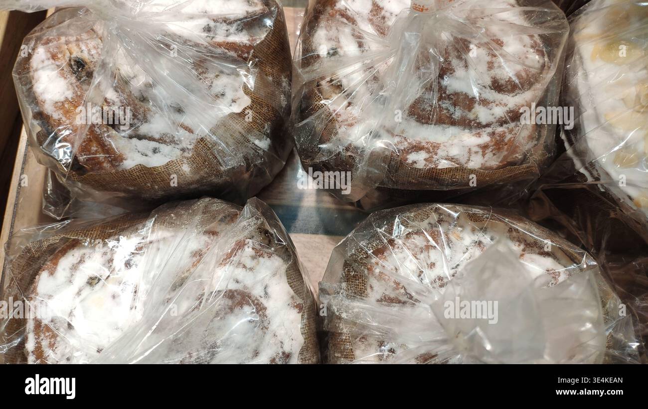 Torte di Pasqua in confezione trasparente con spruzzi luminosi. Preparatevi per Pasqua. Prodotti da forno natalizi nel negozio. Primo piano di cupcake pasquali confezionati. Foto Stock