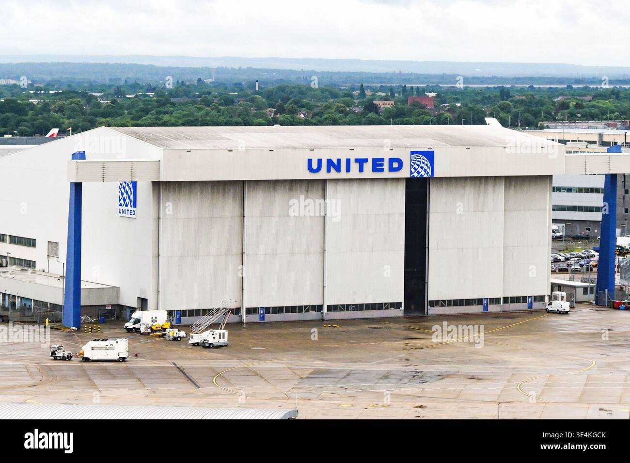 Londra, Inghilterra, Regno Unito - 5 giugno 2025: Vista aerea dell'hangar di manutenzione United Airlines all'aeroporto di Londra Heathrow. Foto Stock