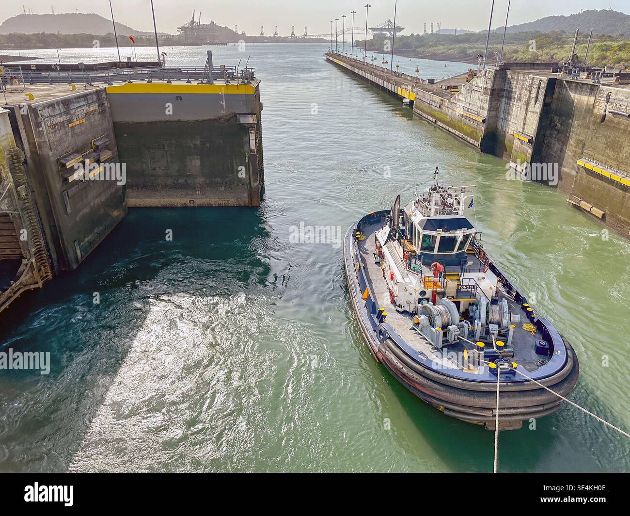 Canale di Panama, Panama - 23 gennaio 2024: Tu attaccata ad una nave di fronte ad un cancello di chiusura sul set di chiuse Cocoli sul Canale di Panama - Immagine stock catturata con smartphone