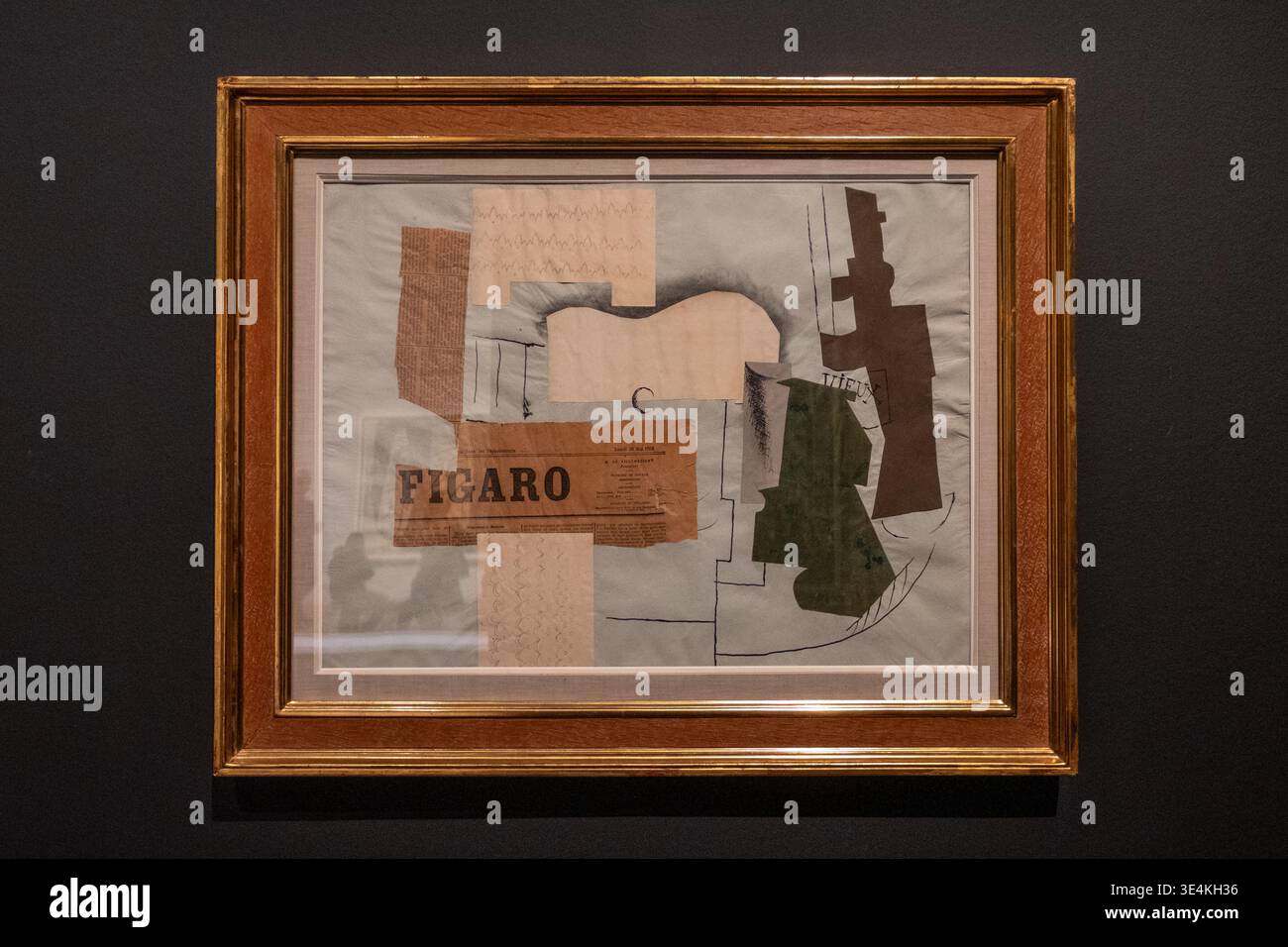 Bottiglia di Vieux Marc, vetro, chitarra e giornale di Pablo Picasso Foto Stock