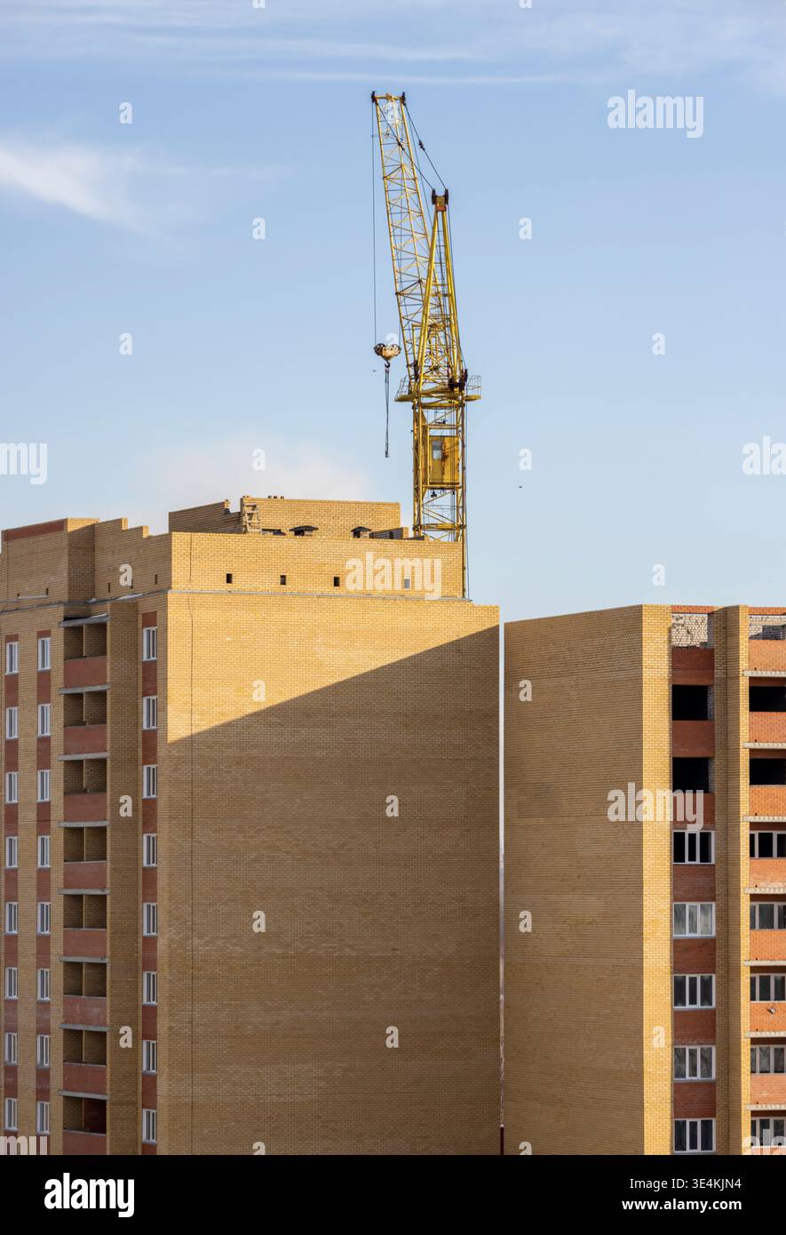 braccio di una gru per la costruzione di edifici a più piani, attrezzature pesanti per l'edilizia Foto Stock