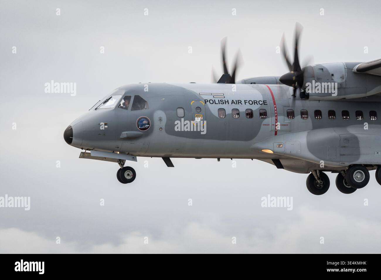 026 - l'aeronautica militare polacca CASA C-295M arriva a RAF Waddington, Lincolnshire dopo l'esercitazione Cobra Warrior Foto Stock