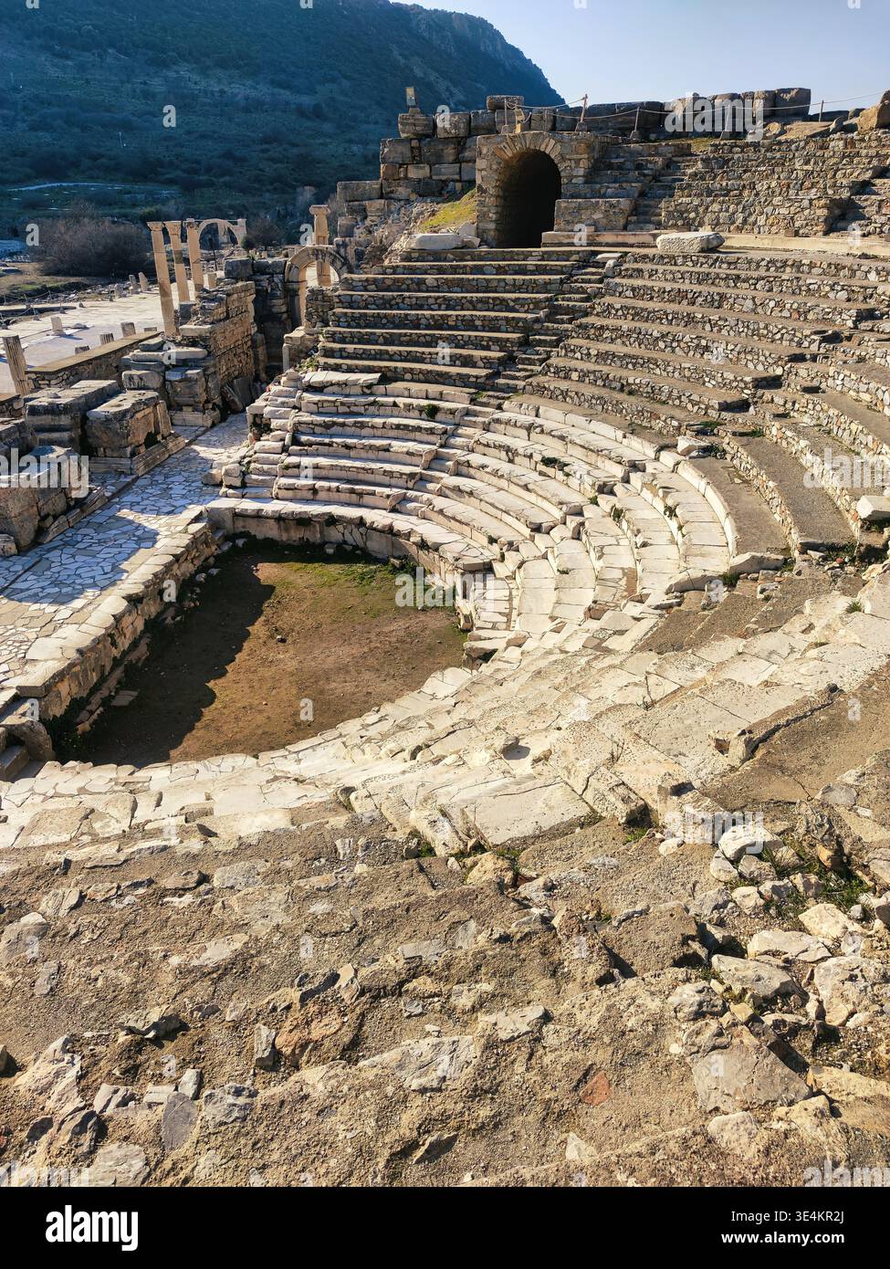 Uno scatto verticale ad alto angolo che guarda in basso verso un piccolo teatro semicircolare antico o odeon. L'immagine mostra file concentriche di mare marmoreo intemprato Foto Stock