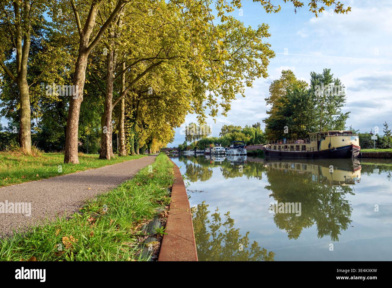 Case galleggianti ormeggiate lungo il canale della Garonna, Montech, Tarn-et-Garonne, Occitanie, Francia Foto Stock