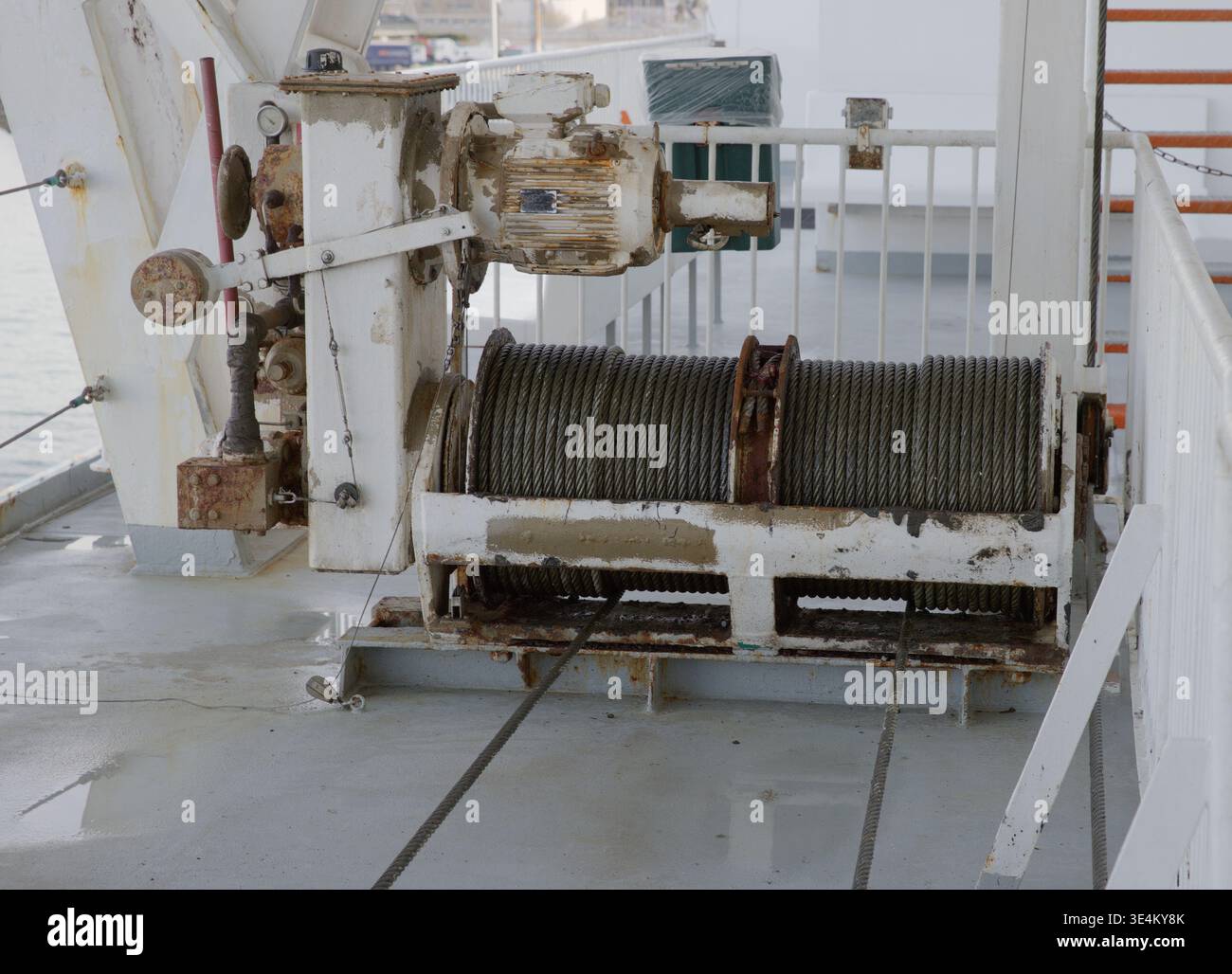 Arrugginito verricello di ormeggio e cavo in acciaio sul ponte della nave Commodore Clipper della Brittany Ferries, che mostra le attrezzature marittime e i macchinari navali in servizio Foto Stock