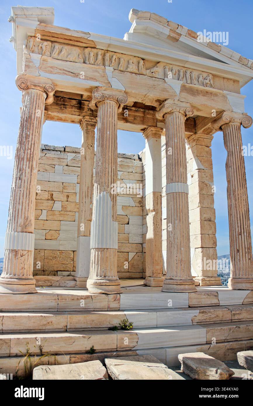 Tempio di Atena Nike sull'Acropoli di Atene, in Grecia, con colonne ioniche, architettura in marmo e antica arte greca in blu brillante Foto Stock