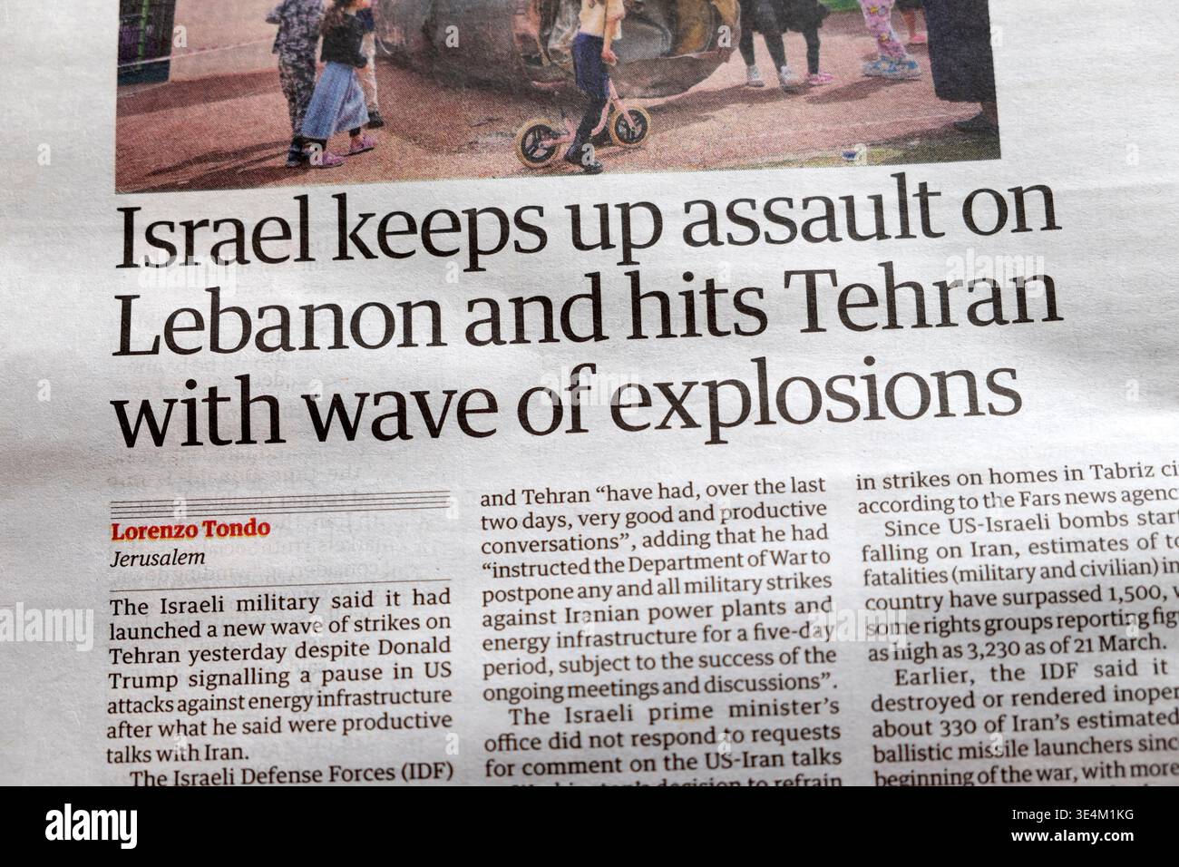 "Israele continua ad assaltare il Libano e colpisce Teheran con ondate di esplosioni" titolo del quotidiano Guardian 24 marzo 2026 Londra Regno Unito Foto Stock